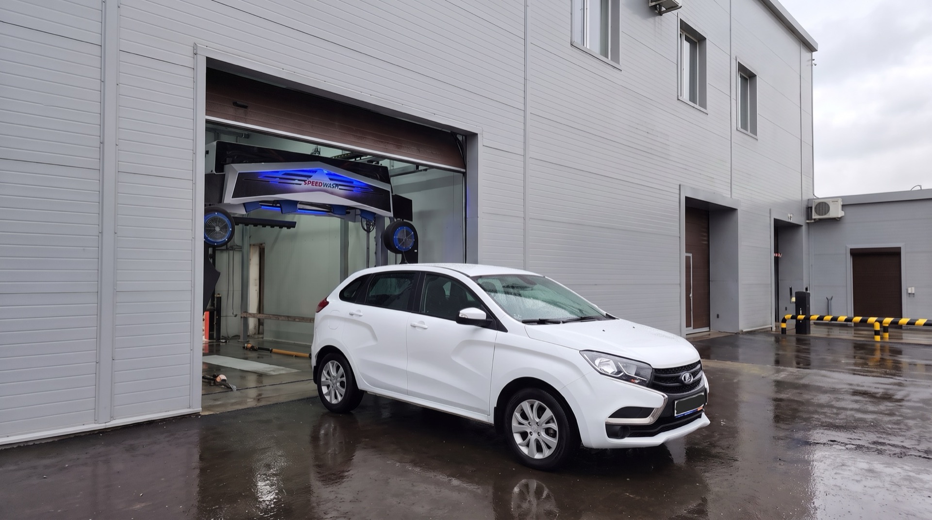 Чистый автомобиль выезжает из бокса Speedwash